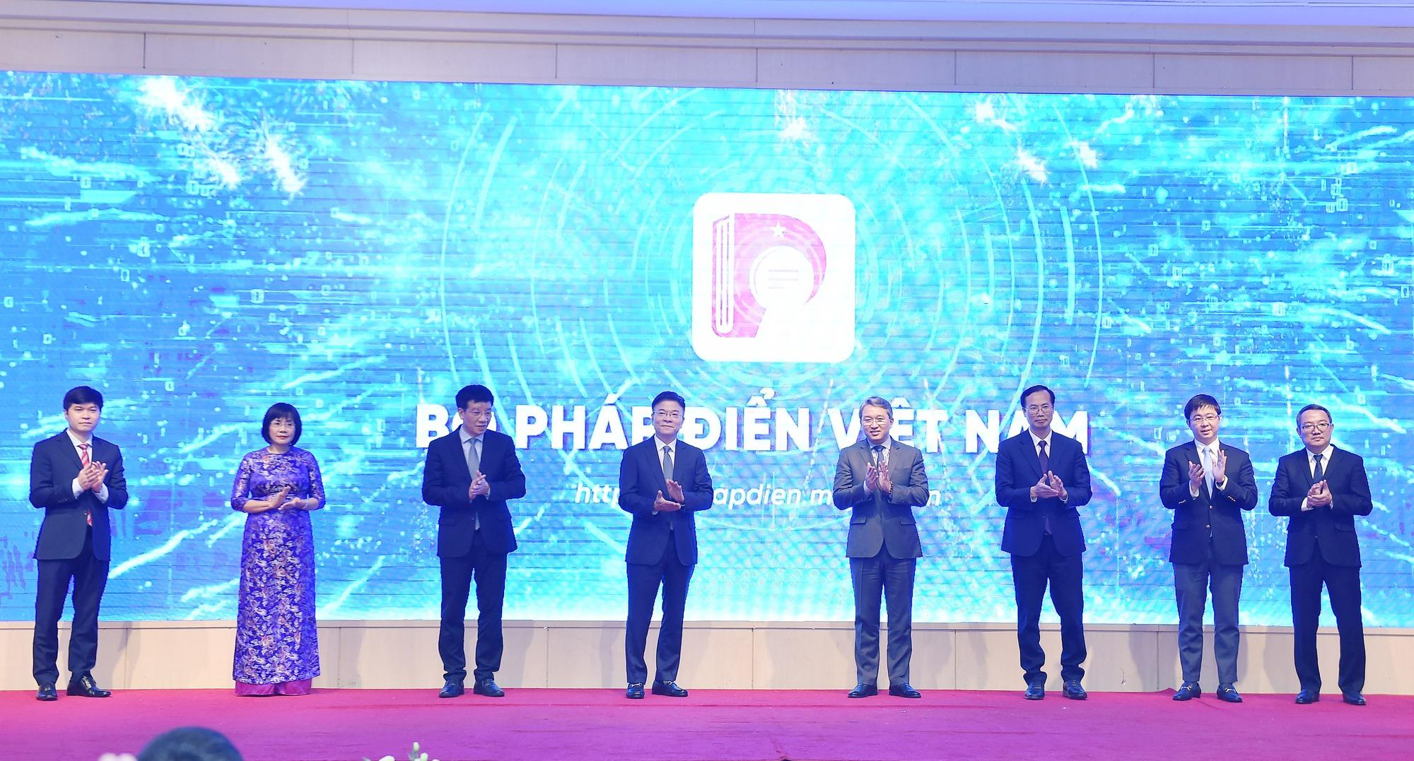 img-nguyenhongthu-pttg-cong-bo-bo-phap-dien.jpg